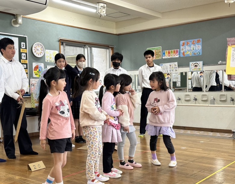 プレゼントのおもちゃであそぶ様子