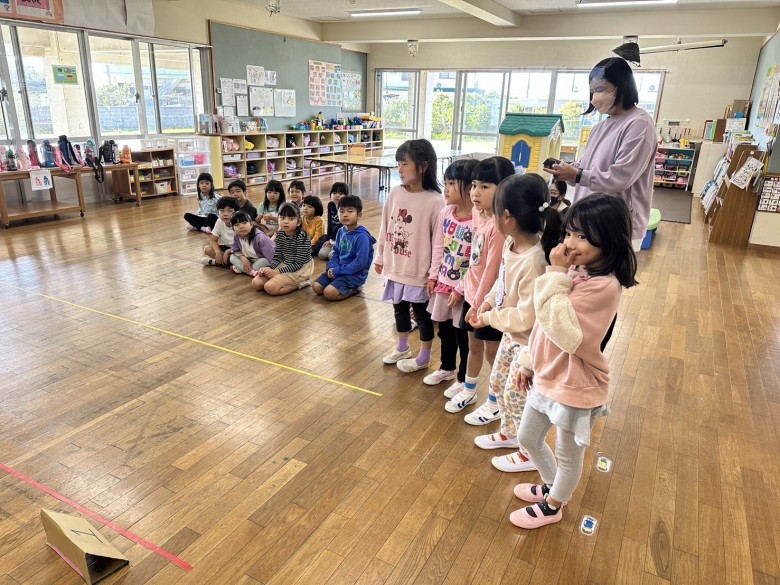 プレゼントのおもちゃであそぶ様子