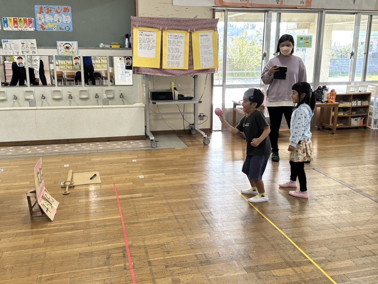 プレゼントのおもちゃであそぶ様子